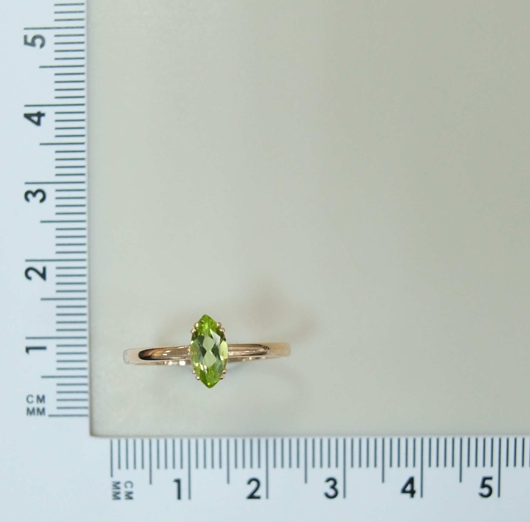 Серебряное кольцо с хризолитом